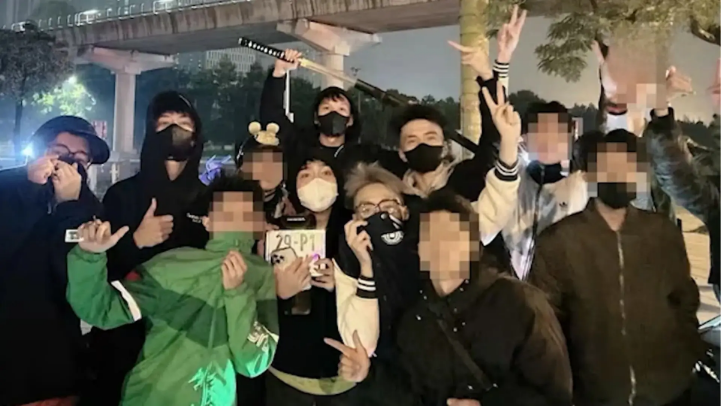 Khống chế nhóm đối tượng mang hung khí diễu phố